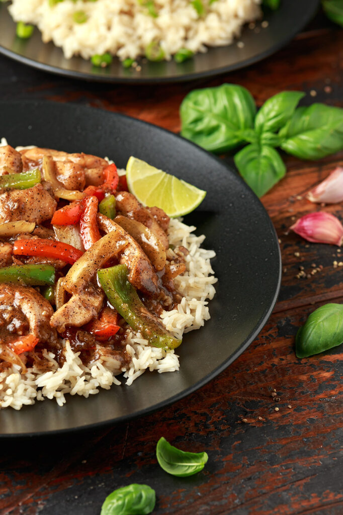 Presentación del arroz con pollo y verduras