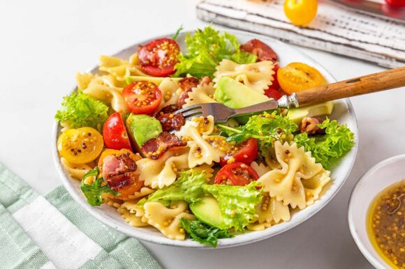 Ensalada de pasta con aguacate