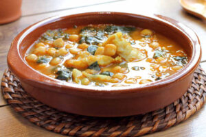Receta de garbanzos con espinacas y gambas