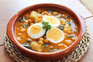 Garbanzos con espinacas y huevo