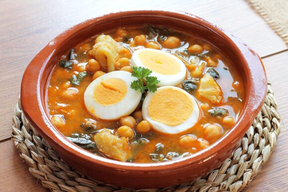 Garbanzos con espinacas y huevo