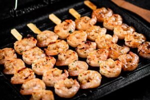 Receta fácil de brochetas de camarones