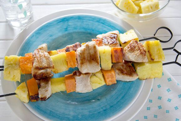 Brochetas de pavo y piña