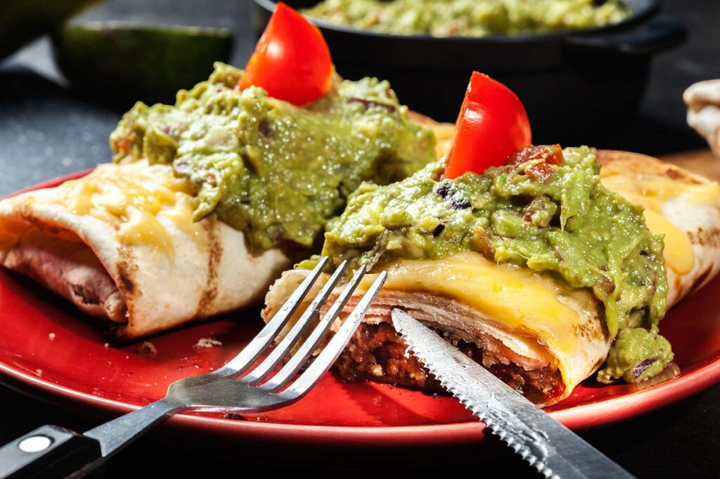 Chimichanga con salsa de aguacate