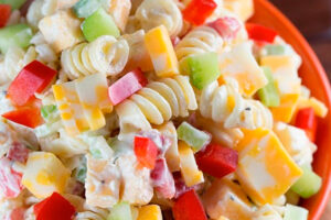 Ensalada de pasta con queso Cheddar