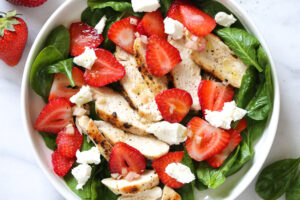 Ensalada de pollo, espinacas y fresas