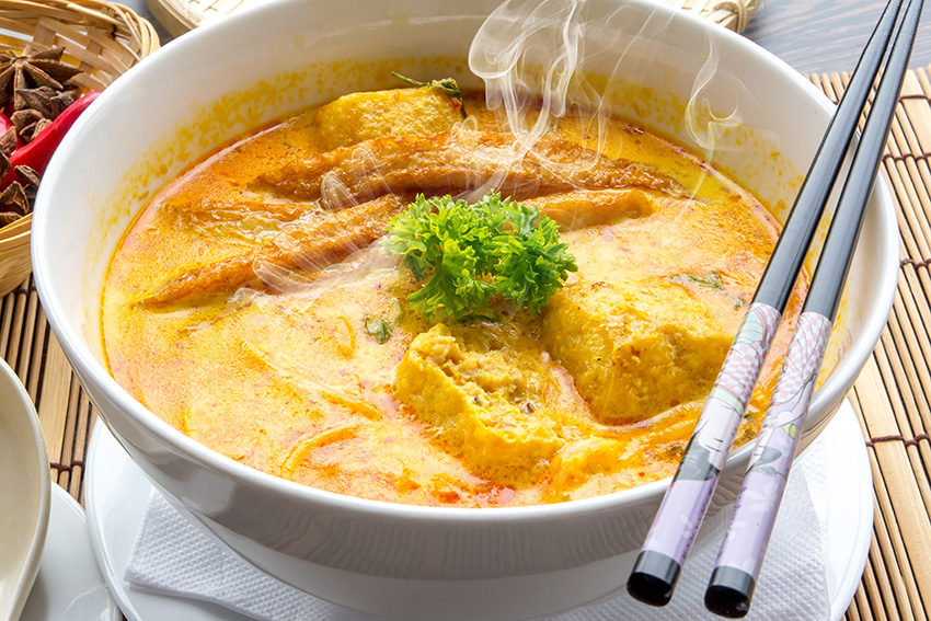 Pollo al curry con cebolla