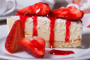 Tarta de queso con coco y fresas