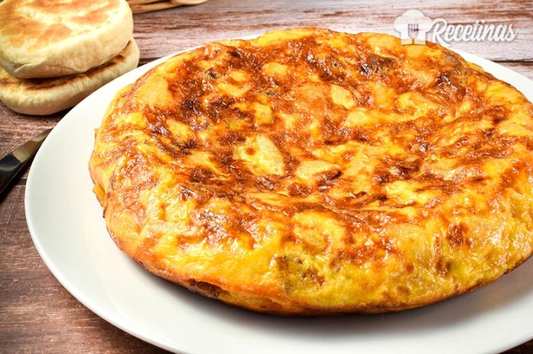 Tortilla de patatas con chorizo, receta tradicional española