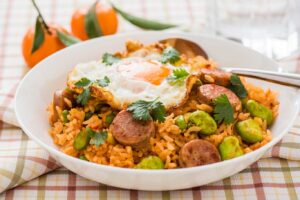 Arroz con salchichas y huevo