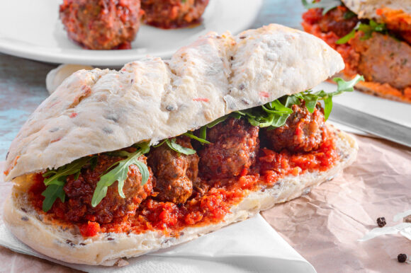 Bocadillo de albóndigas con tomate