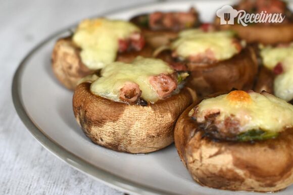 Champiñones rellenos de jamón y queso