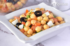 Receta de ensalada de garbanzos con tomate y huevo