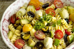 Ensalada fusilli con salsa pesto