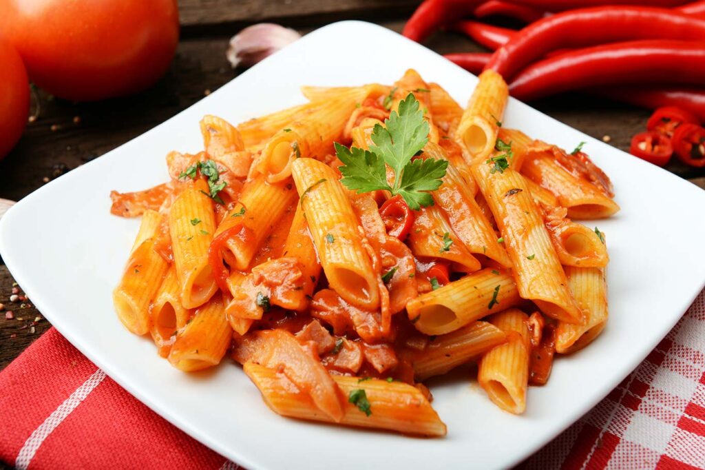 Macarrones con tomate y chorizo