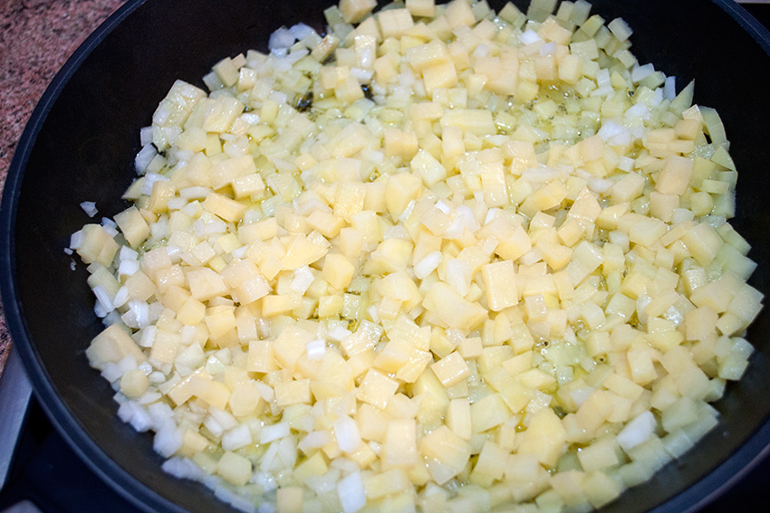 Friendo la patata y la cebolla en la sartén