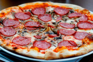 Receta de pizza con champinones y pepperoni