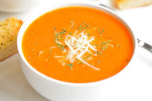 Sopa de tomate y albahaca