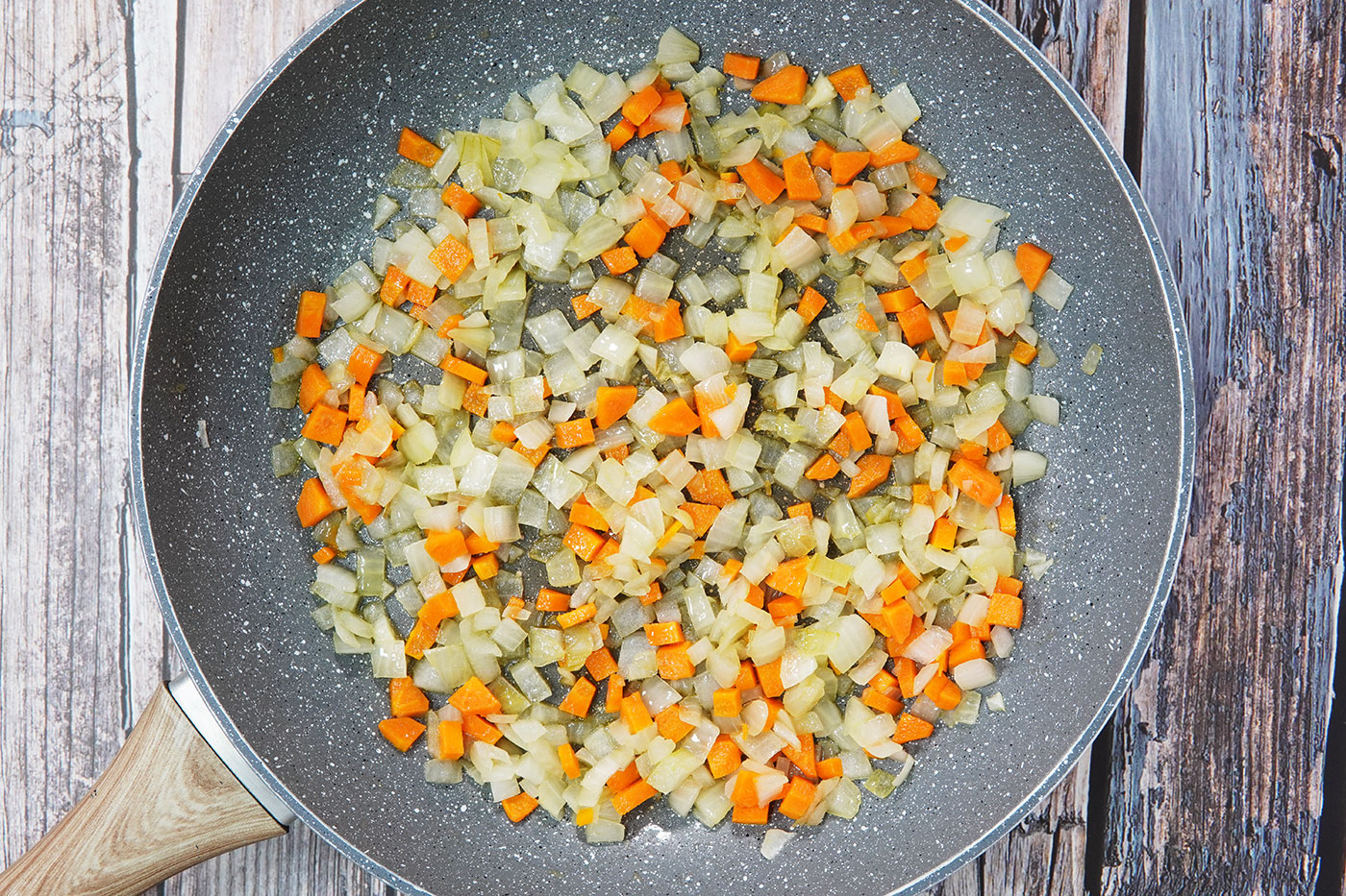 Cebolla y zanahoria pochadas para los macarrones a la boloñesa