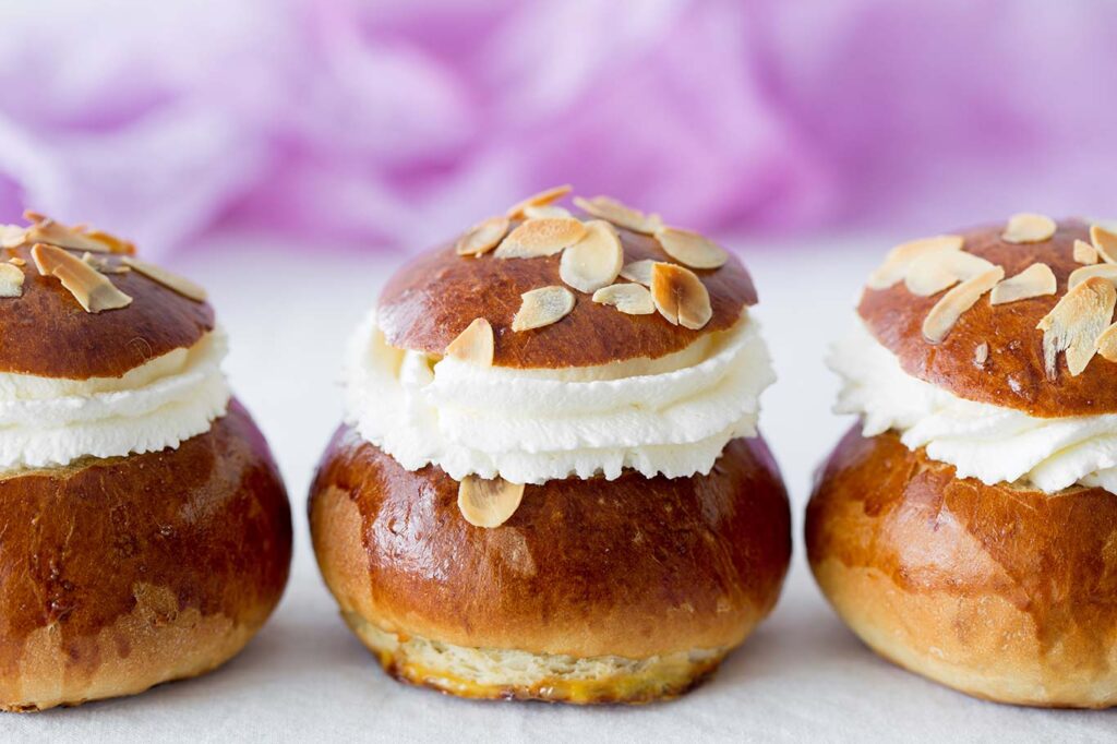 Bollitos de nata con almendras