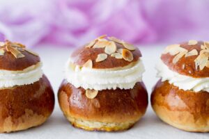 Bollitos de nata con almendras