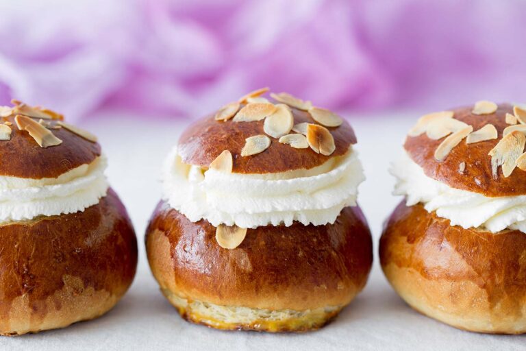 Bollitos de nata con almendras