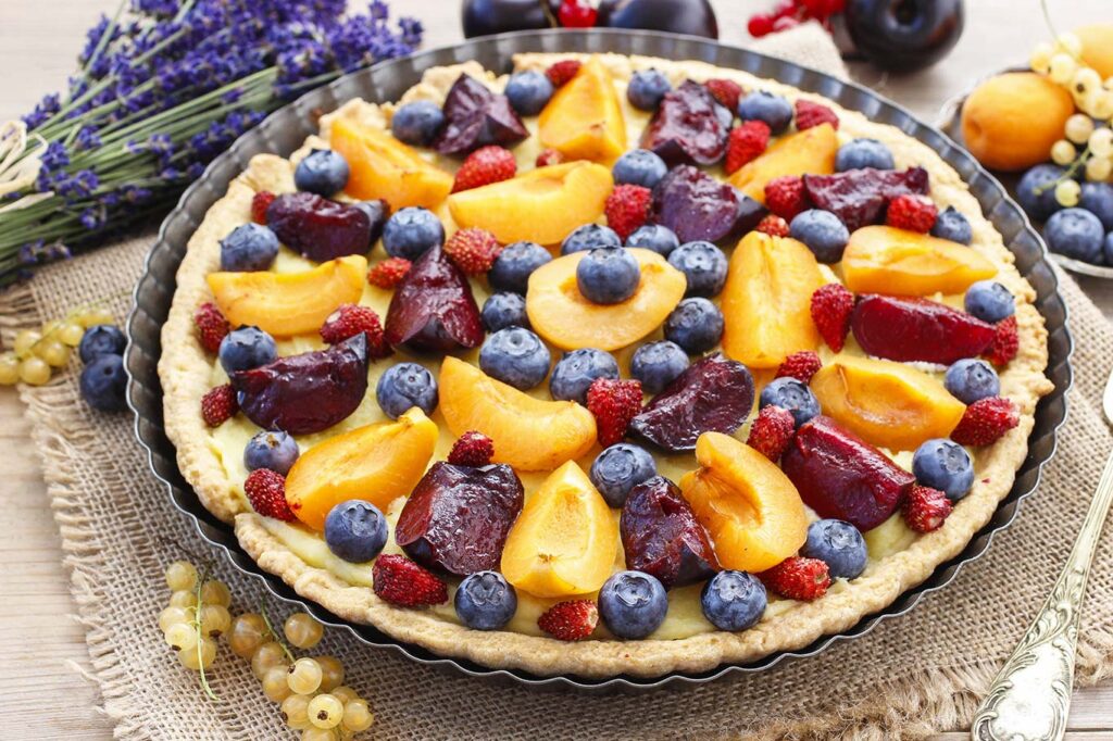 Tarta dulce con melocotones y frutos rojos