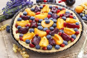 Tarta dulce con melocotones y frutos rojos