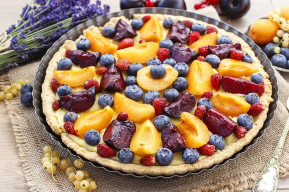 Tarta dulce con melocotón y frutos rojos