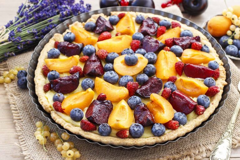 Tarta dulce con melocotones y frutos rojos