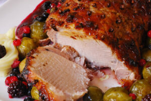 Pavo con frutos rojos