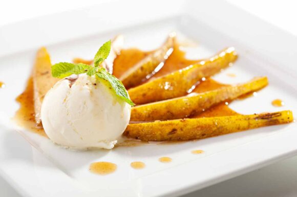 Peras confitadas con helado