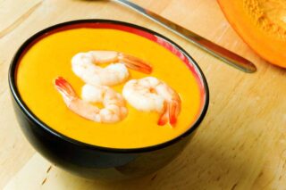 Receta fácil de crema de calabaza con langostinos