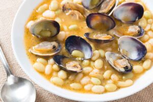 Receta de pochas con almejas