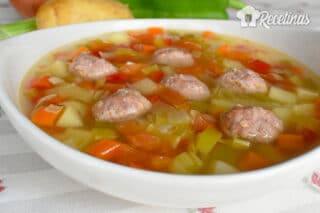 Receta de sopa de verdura con albóndigas