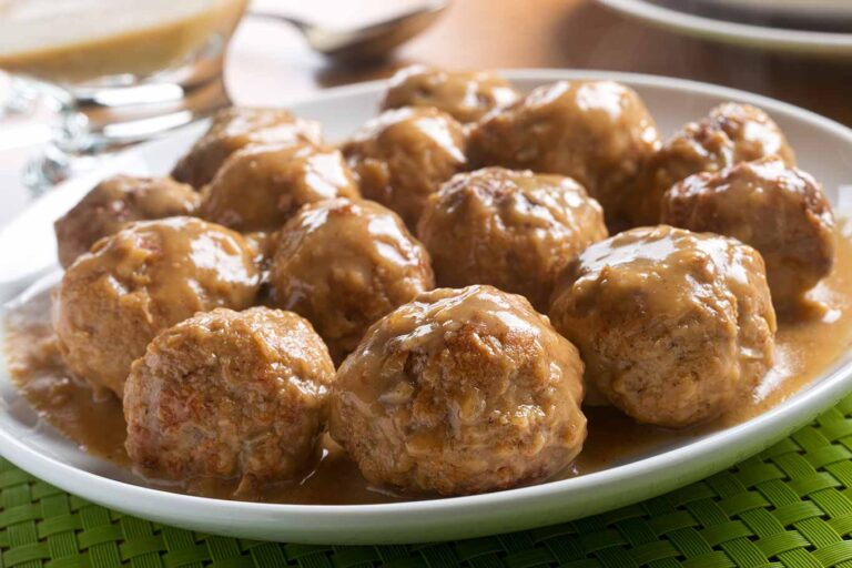 Receta tradicional de albóndigas en vino blanco