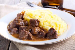 Guiso de ternera a la cerveza con puré de patata