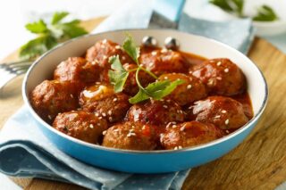 Receta fácil de albóndigas con tomate y zanahoria