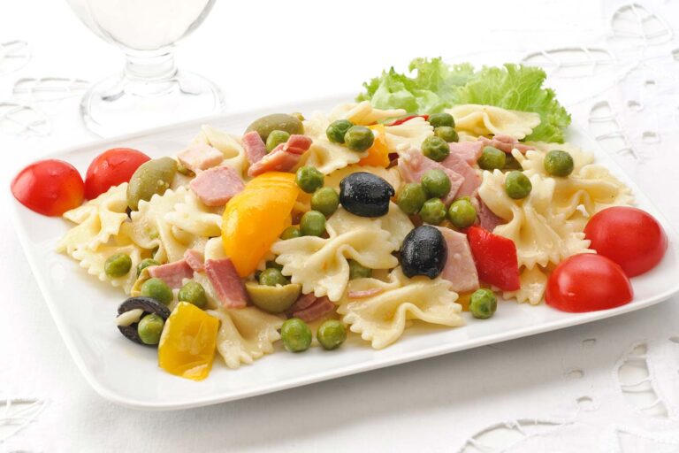 Ensalada de farfalle con guisantes y jamón