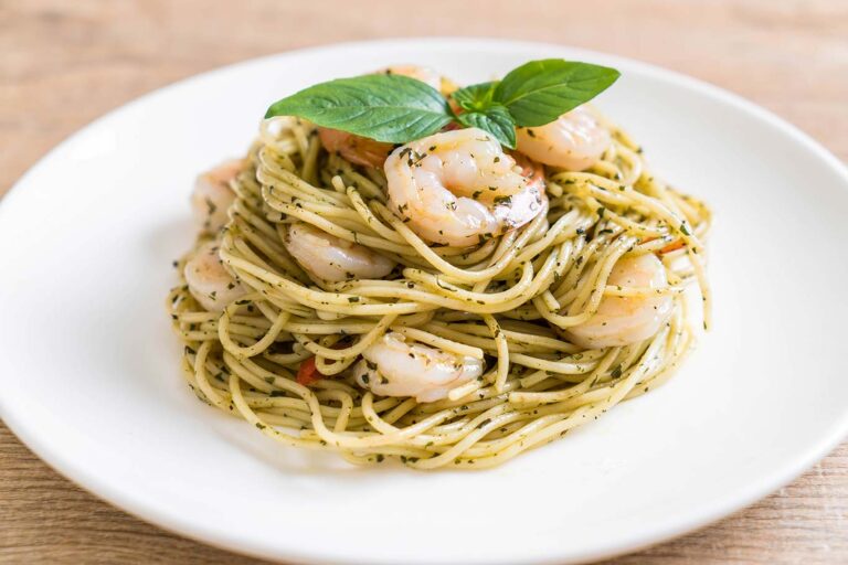 Espaguetis al pesto con camarones