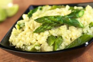 Risotto al limón con espárragos trigueros