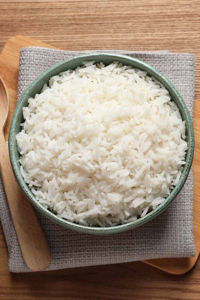 Tazón de arroz blanco cocido