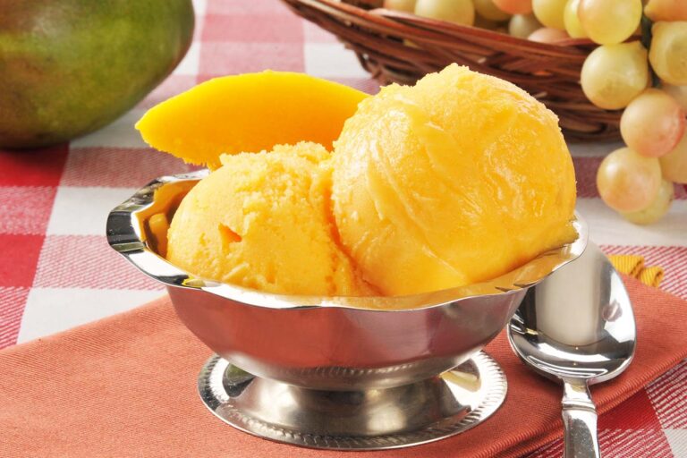 Helado de mango con leche condensada