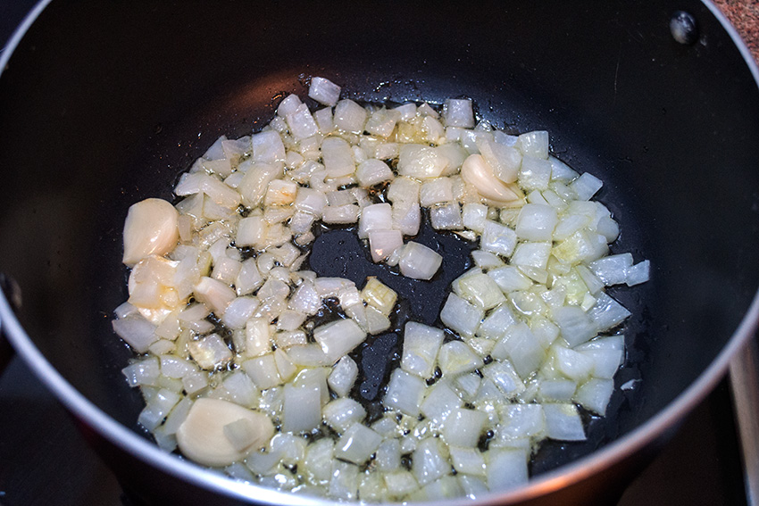 Pochando ajos y cebolla en la olla