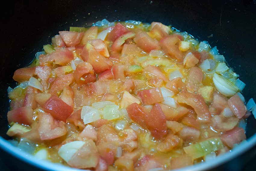 Pochando tomate en la olla
