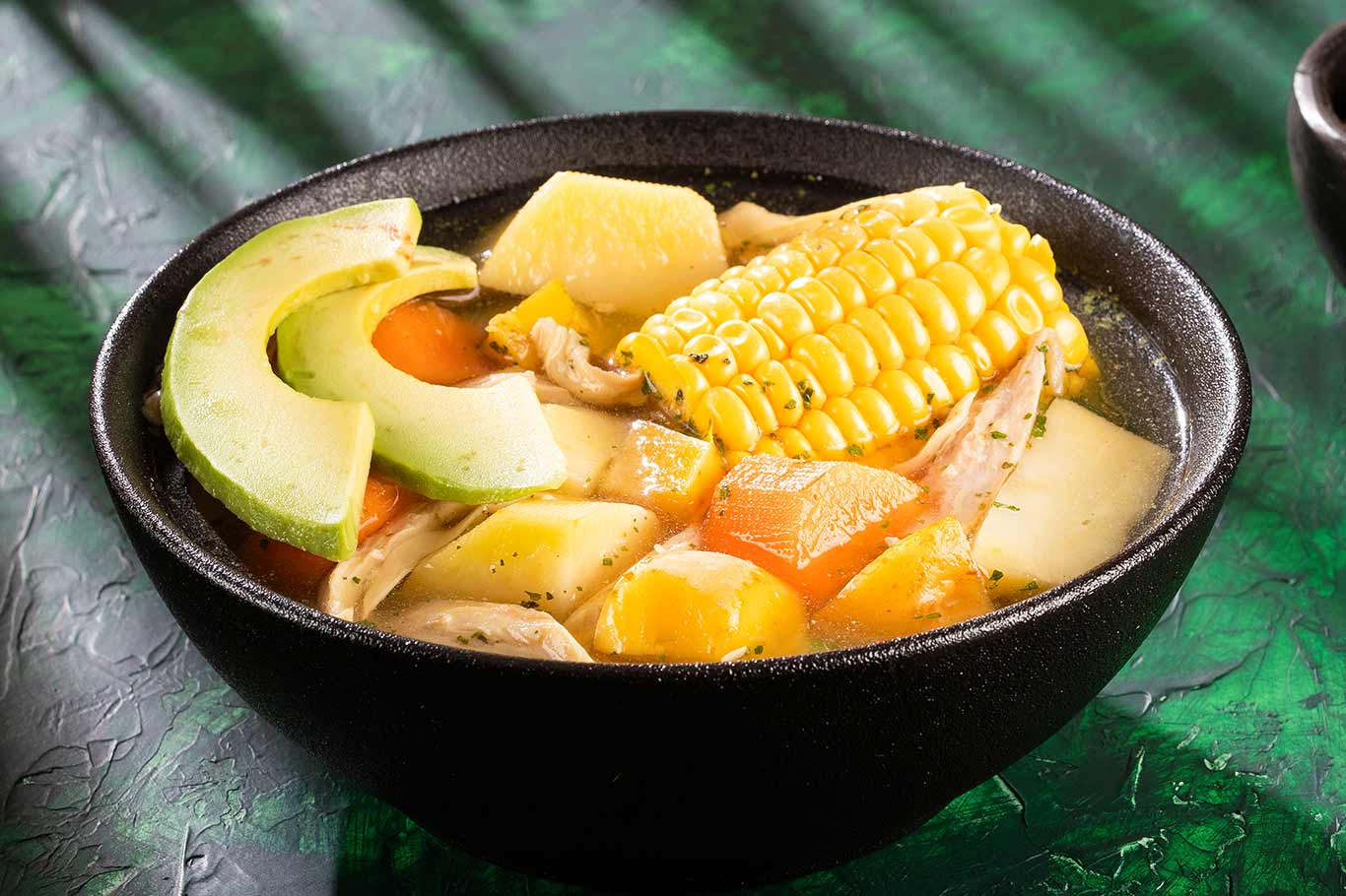 Ajiaco colombiano, receta de una sopa con pollo, patata y maíz