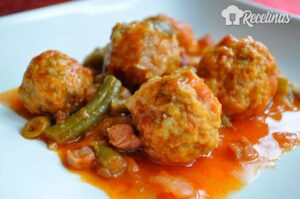 Receta de albóndigas con judías y tomate