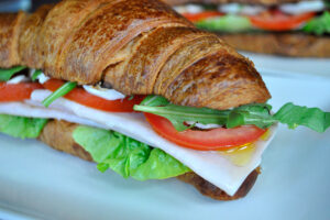 Receta de croissant de pechuga de pavo y huevo cocido