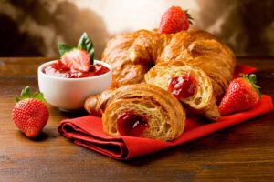 Croissant relleno de mermelada de fresa.