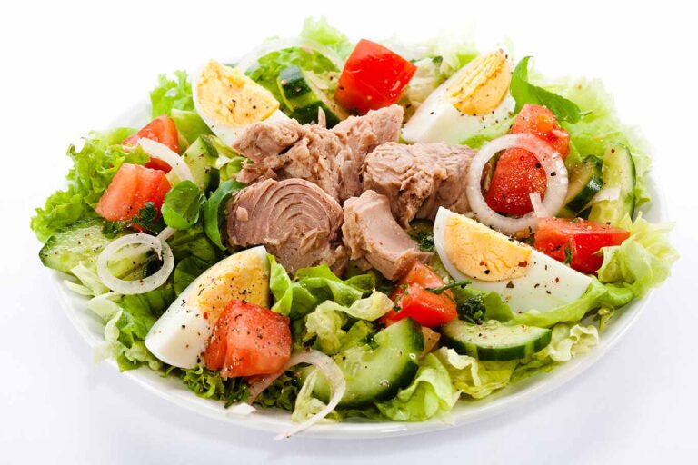 Ensalada de atún con huevo duro